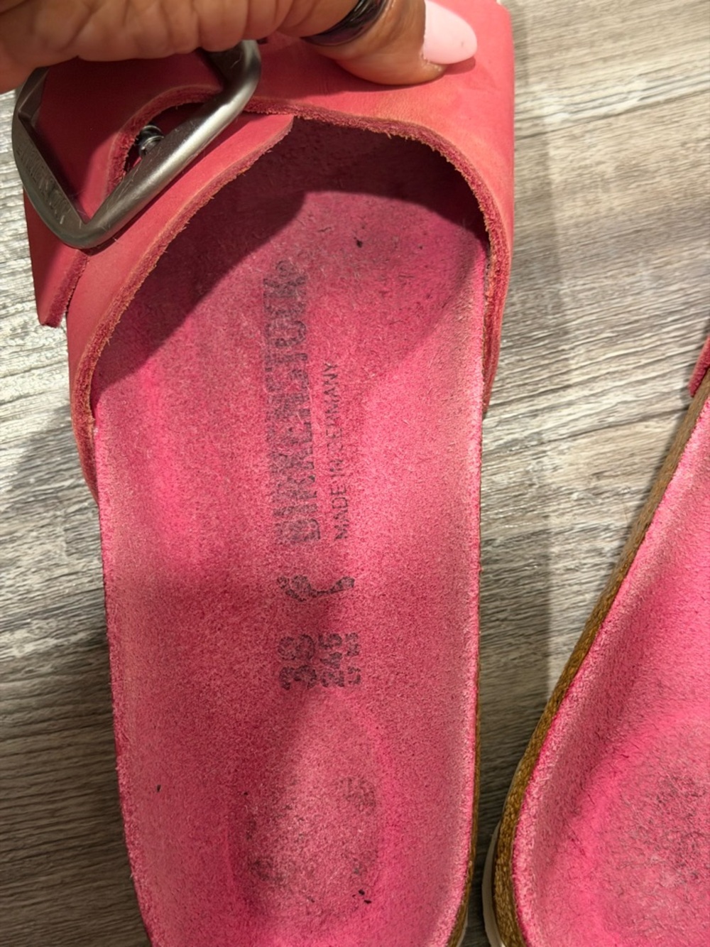 Birkenstock Coral Pink Single-Buckle Slide Sandals - Picture 4 of 5